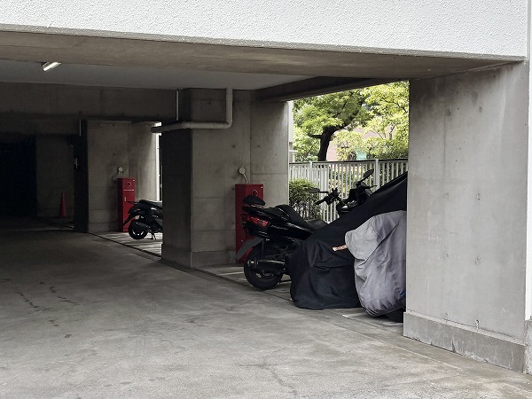 月島ホームズ　バイク置き場