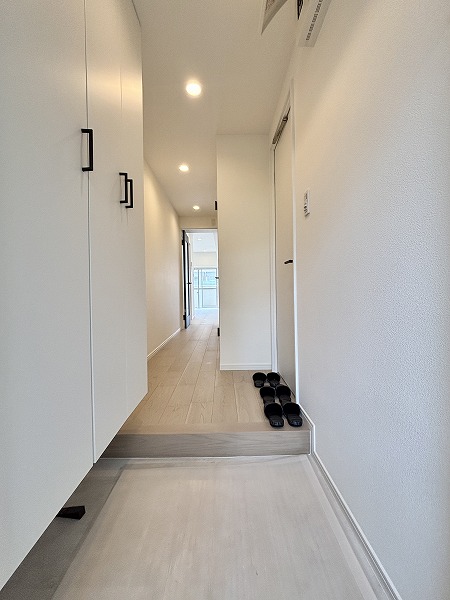 月島ホームズ_リノベーション済みの玄関の写真 