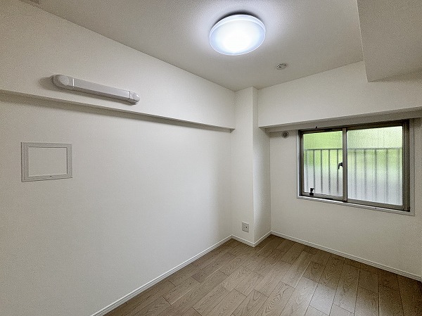 月島ホームズ_お子様のお部屋にピッタリな洋室の写真 洋室は約5.0帖・約4.7帖・約4.5帖の3部屋で、寝室や子ども部屋、書斎など用途に合わせて自由に使えます。ナチュラルなインテリアベースなので、家具や小物で自分らしい空間にアレンジ可能。お子さまの成長に合わせてレイアウトを変えられるのも嬉しいですね♩