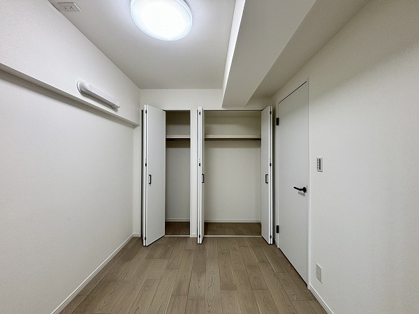 月島ホームズ_収納豊富な洋室の写真1 