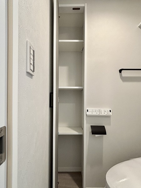 月島ホームズ_トイレ可動棚の写真 