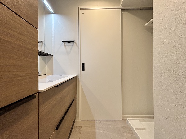 月島ホームズ_収納が多いパウダールームの写真 