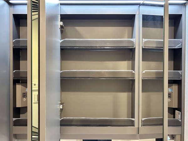 月島ホームズ_たくさんしまえそうなミラーキャビネットの写真 