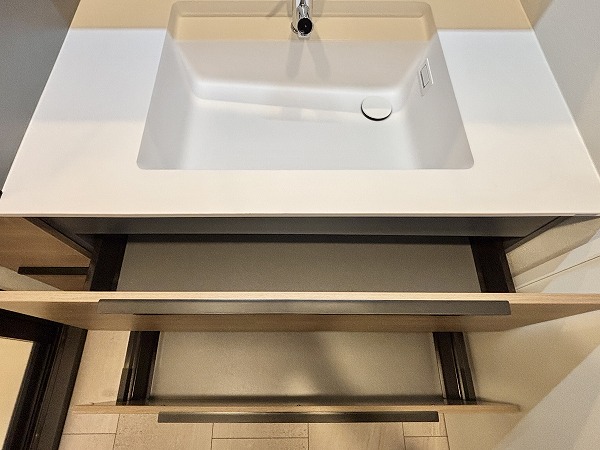 月島ホームズ_大きな洗面化粧台下の収納の写真 