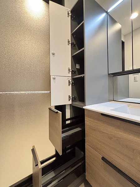 月島ホームズ_収納が豊富な洗面化粧台の写真 