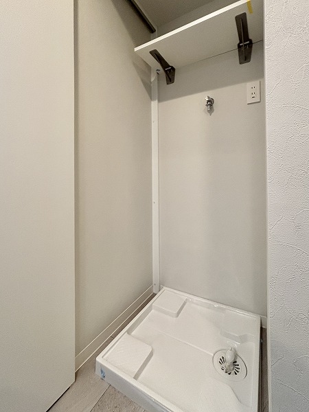 月島ホームズ_上部に収納がある洗濯機置き場の写真 