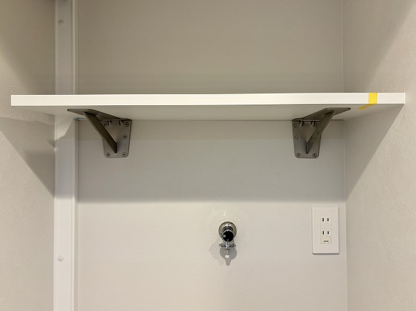 月島ホームズ_洗濯機置き場上部棚板の写真 