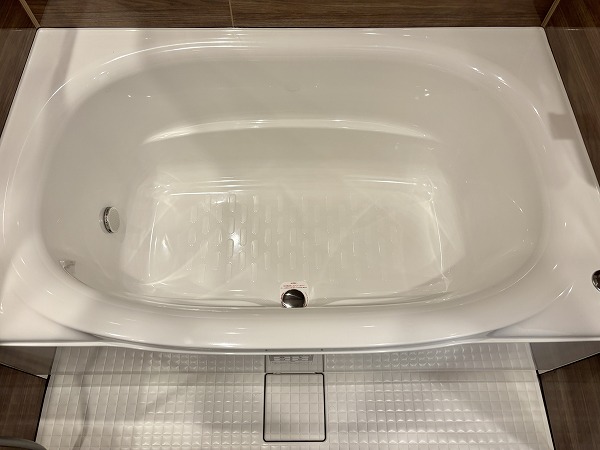 月島ホームズ_広々としたバスタブの写真 