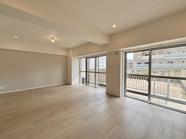 月島ホームズ_ゆとりあるリビングダイニングキッチンの写真 太陽の光がたっぷり差し込む明るい空間で、ご家族みんなが快適に暮らせる3LDKをご紹介✧今回のお部屋は4階に位置し、専有面積は71.40㎡。南東向きの窓からは朝の光が心地よく差し込み、爽やかな1日をスタートできます。ペットも頭数制限なく飼育可能で、大切な家族と一緒に暮らせるのも嬉しいポイント◎