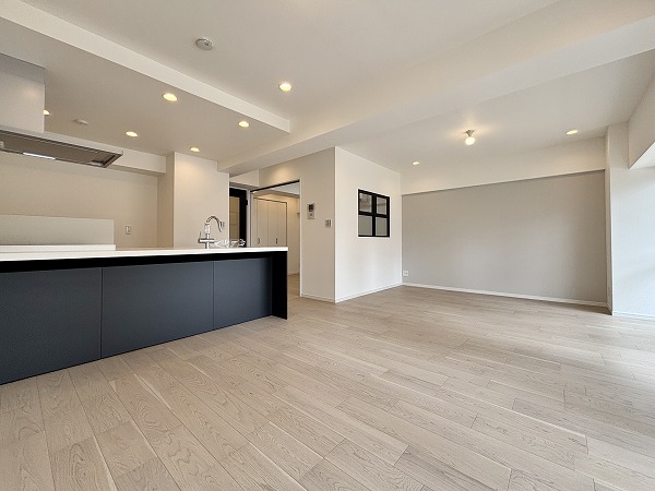 月島ホームズ_南向きのリビングダイニングキッチンの写真 