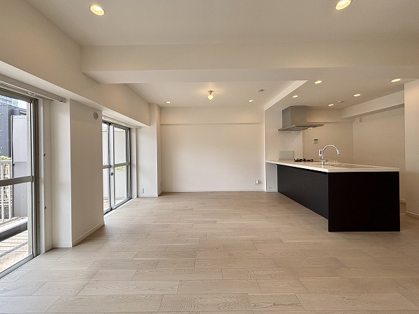 月島ホームズ_風通しの良いリビングダイニングキッチンの写真 