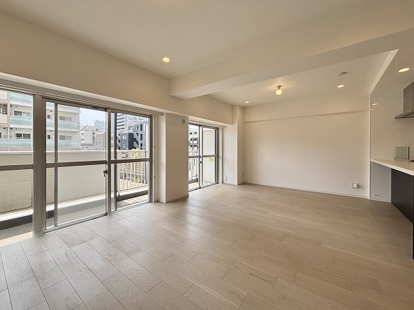 月島ホームズ_窓が大きいリビングダイニングキッチンの写真 