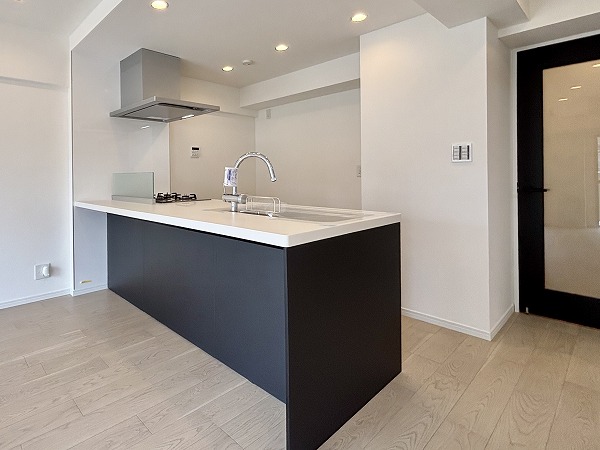 月島ホームズ_リノベーション済みのキッチンの写真 