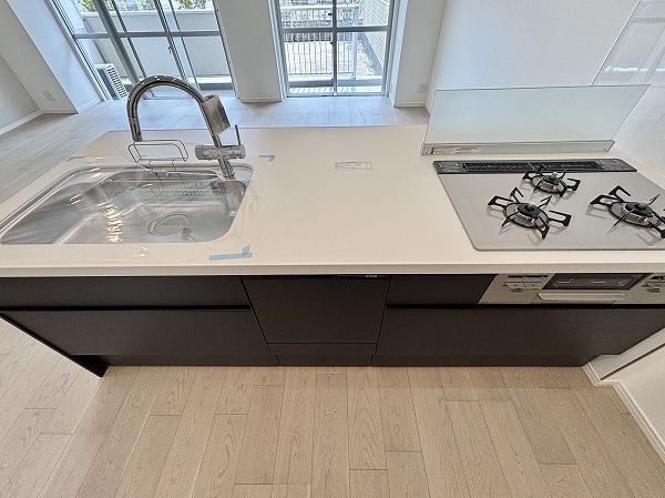 月島ホームズ_収納豊富なキッチンの写真 