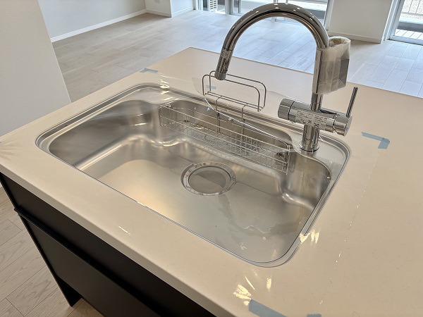 月島ホームズ_浄水も使えるキッチンシンクの写真 