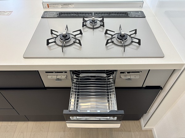 月島ホームズ_グリルが付いた3口コンロの写真 