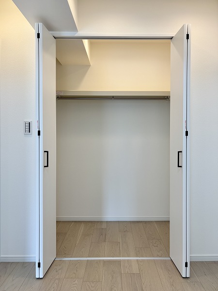 月島ホームズ_ウォークインクローゼットの写真1 