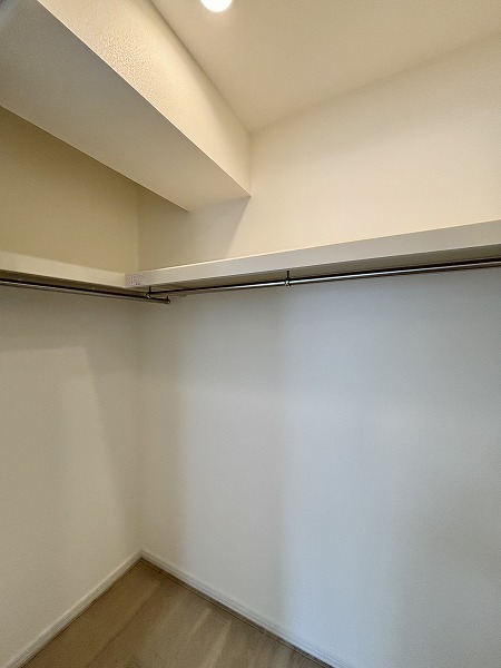 月島ホームズ_大きなウォークインクローゼットの写真 