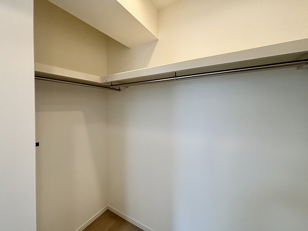月島ホームズ_大きなウォークインクローゼットの写真1 