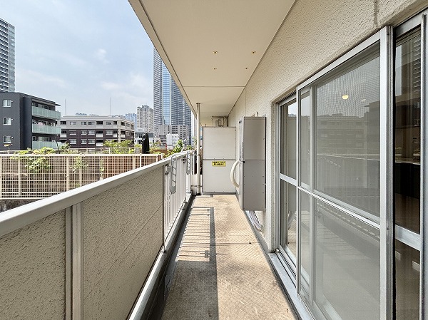 月島ホームズ_広々としたバルコニーの写真 