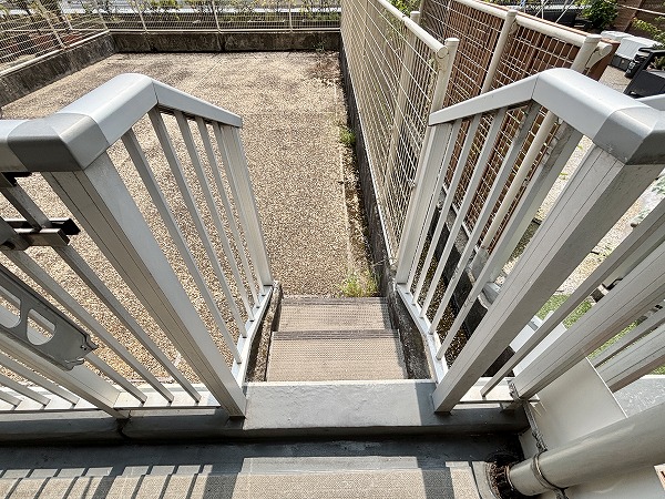 月島ホームズ_ルーフバルコニーへの階段の写真 