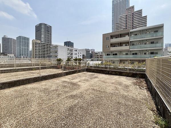 月島ホームズ_ルーフバルコニーの写真 この3LDKの特等席ともいえるのが、バルコニーからつながる広々ルーフバルコニー。49.89㎡もの贅沢なスペースが広がり、周囲の建物に遮られず、たっぷりの陽光が降り注ぎます。お気に入りのチェアやハンモックを置けば、まるで自宅がリゾートのようなリラックス空間になるのでは・・・♥