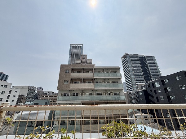 月島ホームズ_上を見た時の眺望の写真 