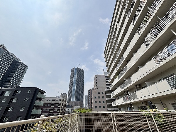 月島ホームズ_上を見た時の眺望の写真1 