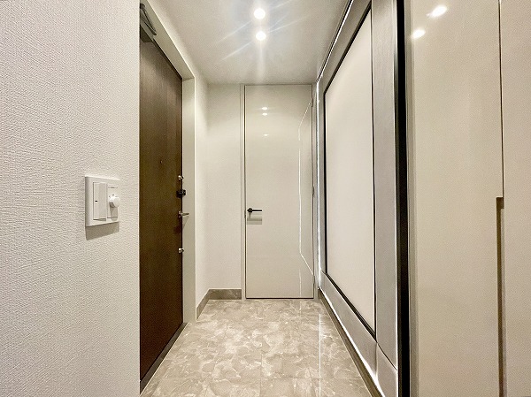 ザ・パークハウス西麻布レジデンス_シューズインクローゼット付きの玄関 玄関は住まいの第一印象。シューズインクローゼットでブーツもすっきり収納でき、上質なデザインが空間全体の格を引き上げます。大きな窓から光が差し込む開放的な空間を、ぜひ現地で体感してみてくださいね☀