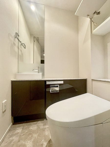 ザ・パークハウス西麻布レジデンス_手洗い場が付いたトイレの写真1 