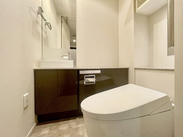 ザ・パークハウス西麻布レジデンス_手洗い場が付いたトイレの写真2 