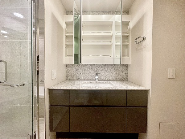 ザ・パークハウス西麻布レジデンス_ミラーキャビネット仕様の洗面化粧台の写真 