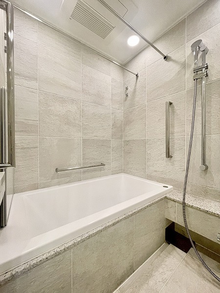 ザ・パークハウス西麻布レジデンス_明るいバスルームの写真1 