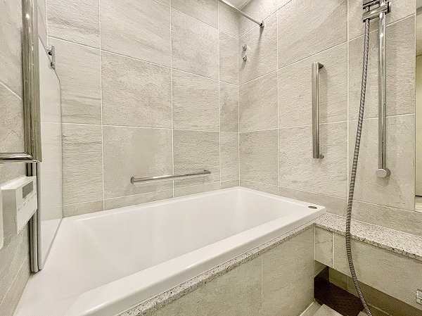 ザ・パークハウス西麻布レジデンス_明るいバスルームの写真2 バスルームは、天候を気にせず洗濯物を干せる浴室乾燥機付き。追い焚き機能も備わっているので、半身浴やゆったり入浴も快適にお楽しみいただけます。バスタブ横には手すりが設置されており、転倒防止にも配慮された安心設計でしたよ✧