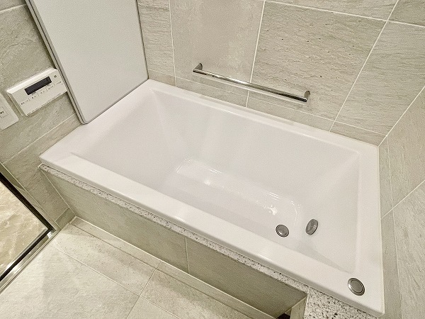 ザ・パークハウス西麻布レジデンス_手すり付きのバスタブの写真 