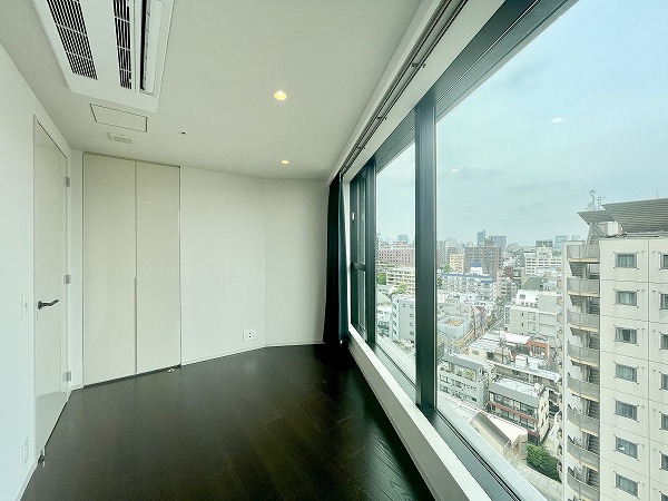 ザ・パークハウス西麻布レジデンス_収納スペースが完備された洋室の写真 廊下からアクセスできる約6.0帖の洋室は、独立性の高い空間。1面に窓が設けられており、自然光が差し込む明るさが魅力です。ビルトインエアコンで室内はすっきりと整い、クローゼットも備わっているので収納も安心。リモートワークや趣味のスペースとしても快適に使えそうです✧