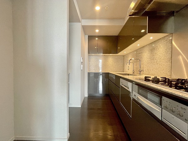 ザ・パークハウス西麻布レジデンス_半独立型のキッチンの写真 