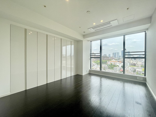 ザ・パークハウス西麻布レジデンス_収納力豊富な洋室の写真 