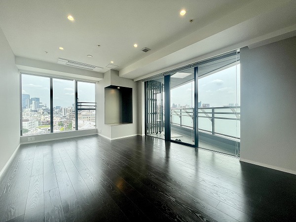 ザ・パークハウス西麻布レジデンス_大きな窓が開放的なリビングダイニングの写真 専有面積79.34㎡のゆとりある2LDKをご紹介。13階の角部屋ならではの開放感溢れる空間で、明るく風通しの良い暮らしを実現できます。収納も充実しているため、日用品や季節ものの整理整頓もスムーズ。ペットとの入居が可能で、ご家族皆さんで快適に過ごせるお部屋です♥