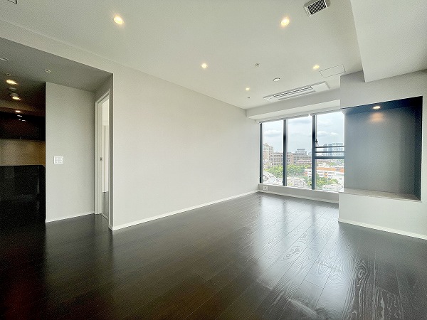 ザ・パークハウス西麻布レジデンス_約18.2帖のリビングダイニングの写真2 広さ約18.2帖のリビングダイニングは、キッチンと繋がる空間。大きな家具を置いてもゆとりがあり、インテリアの自由度は抜群です。床暖房付きなので、寒い季節も足元からぽかぽか！ご家族や友人との時間も心地よく、リラックスしたひと時を過ごせるメインルームです。