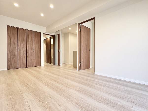 四谷軒第一経堂シティコーポ_木目調のリビングダイニングキッチンの写真