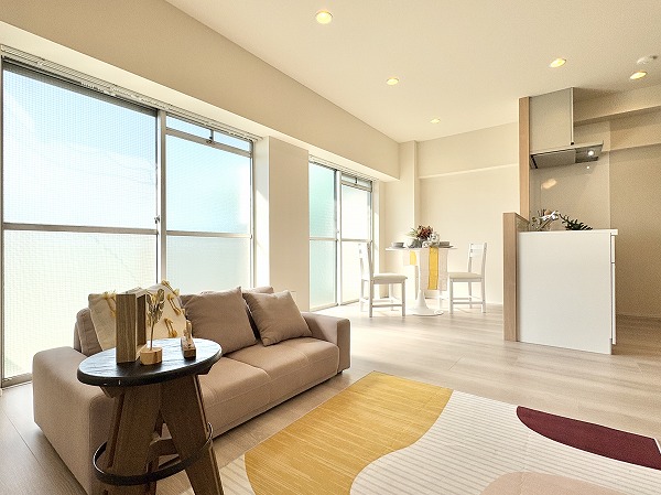 砧グリーンハイム_窓が大きいリビングダイニングキッチンの写真