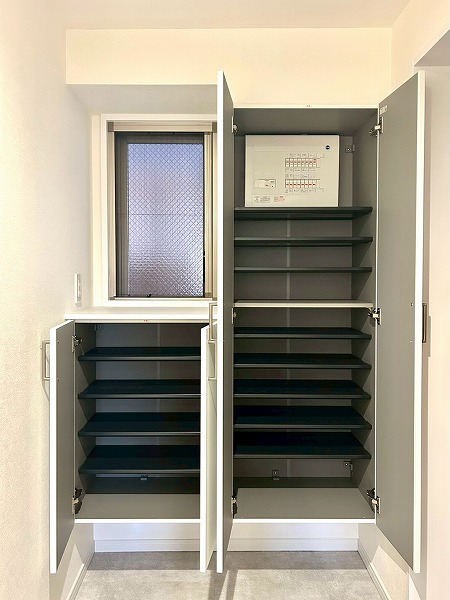 ディアクオーレ中野文園_収納豊富なシューズボックスの写真