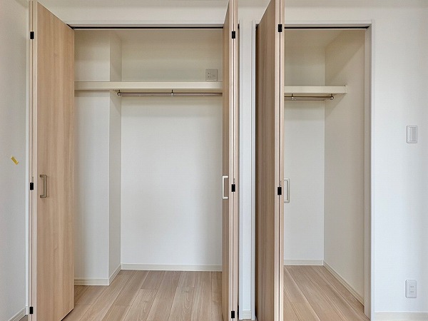 東急ドエルアルス下北沢サウスウインド_2つ並んだクローゼットの写真