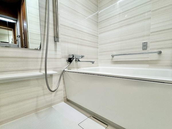 シルバープラザ白山_白を基調としたバスルームの写真