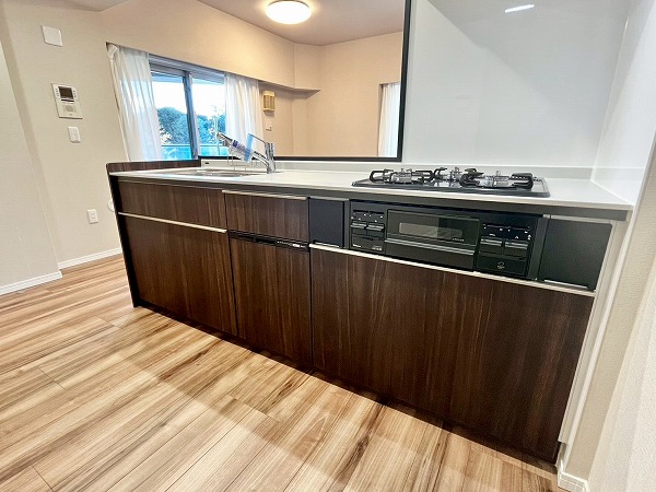ザ・パークハウス新宿柏木_ブラウン基調のキッチンの写真