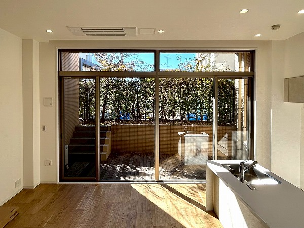 ディアクオーレ中野文園_明るいリビングダイニングキッチンの写真