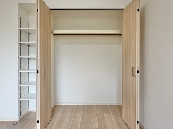 東急ドエルアルス下北沢サウスウインド_大容量クローゼットの中の写真