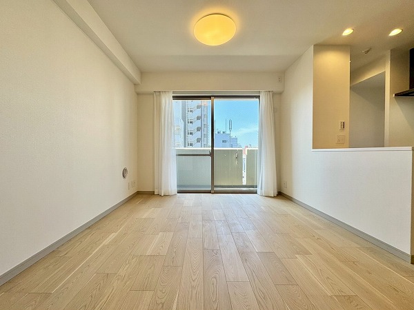 ユニーブル南池袋_南向きのリビングダイニングキッチンの写真 ご紹介するお部屋は7階に位置する専有面積56.34㎡の2LDK。角住戸×南西向きで明るく開放的な空間が魅力です。2025年にリノベーション済みのため新築同様の美しい仕上がりを実感できますよ。さらにペットの飼育も可能で大切な家族と新生活をスタートできます◎