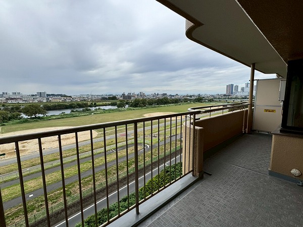 多摩川ハイム2号棟_バルコニーの写真4 バルコニーから野球場が見え、その奥には多摩川があります。目の前に大きな建物が一切なく、辺りを一望できるのが嬉しいポイント。広々としたバルコニーは、タイルを敷いてガーデニングを楽しんだり、テーブルやベンチを置いてリラックス空間を作ったりすることができます。